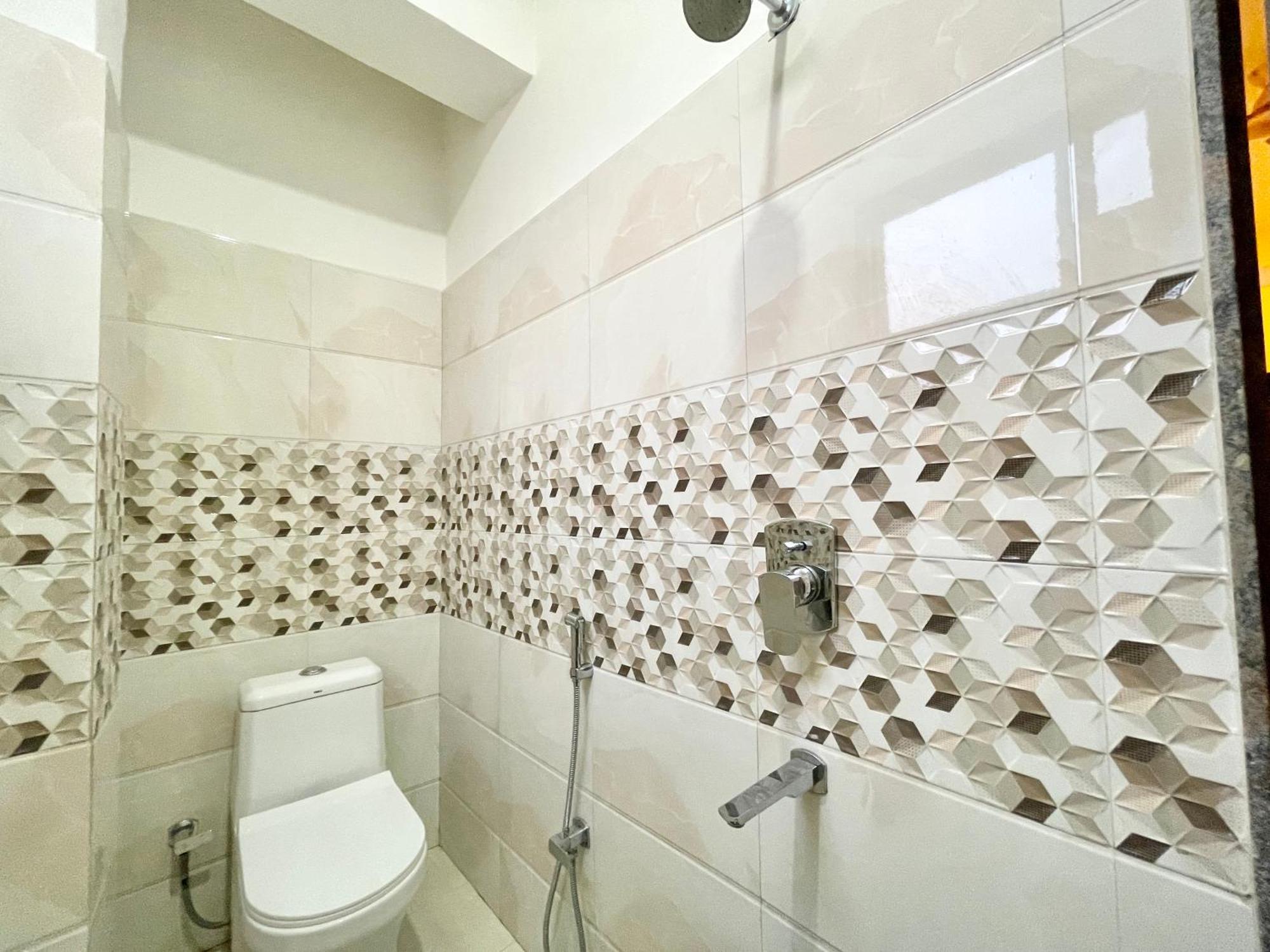 Hotel Shivam ! Varanasi होटल शिवम హోటల్ శివం ஹோட்டல் சிவம் Foreigner'S Choice ! Fully Air-Conditioned Hotel With Lift & Parking Availability, Near Kashi Vishwanath Temple, And Ganga Ghat, Best Hotel In Varanasi 2 Exterior photo