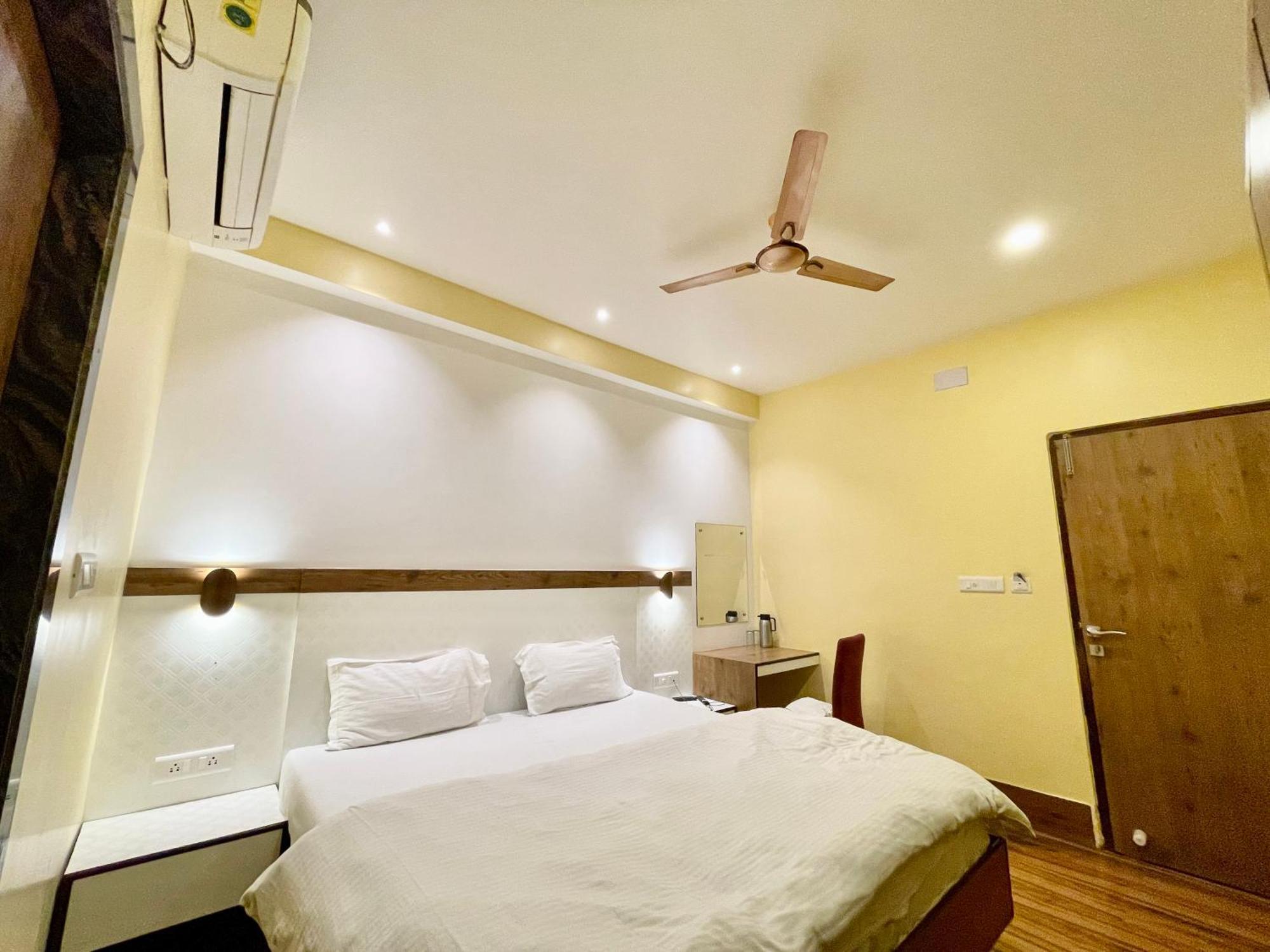 Hotel Shivam ! Varanasi होटल शिवम హోటల్ శివం ஹோட்டல் சிவம் Foreigner'S Choice ! Fully Air-Conditioned Hotel With Lift & Parking Availability, Near Kashi Vishwanath Temple, And Ganga Ghat, Best Hotel In Varanasi 2 Exterior photo