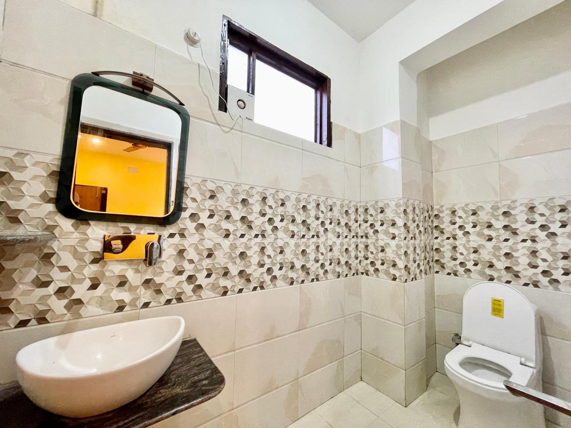 Hotel Shivam ! Varanasi होटल शिवम హోటల్ శివం ஹோட்டல் சிவம் Foreigner'S Choice ! Fully Air-Conditioned Hotel With Lift & Parking Availability, Near Kashi Vishwanath Temple, And Ganga Ghat, Best Hotel In Varanasi 2 Exterior photo