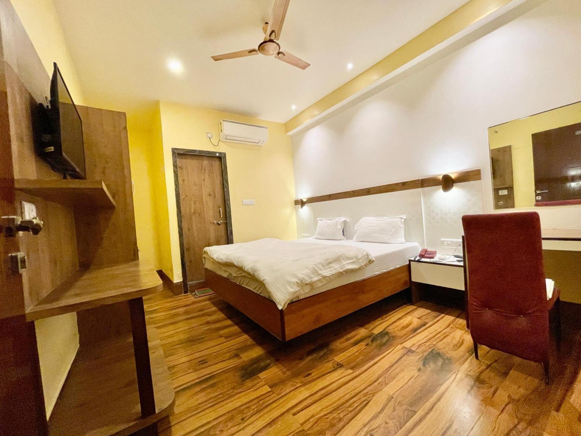 Hotel Shivam ! Varanasi होटल शिवम హోటల్ శివం ஹோட்டல் சிவம் Foreigner'S Choice ! Fully Air-Conditioned Hotel With Lift & Parking Availability, Near Kashi Vishwanath Temple, And Ganga Ghat, Best Hotel In Varanasi 2 Exterior photo