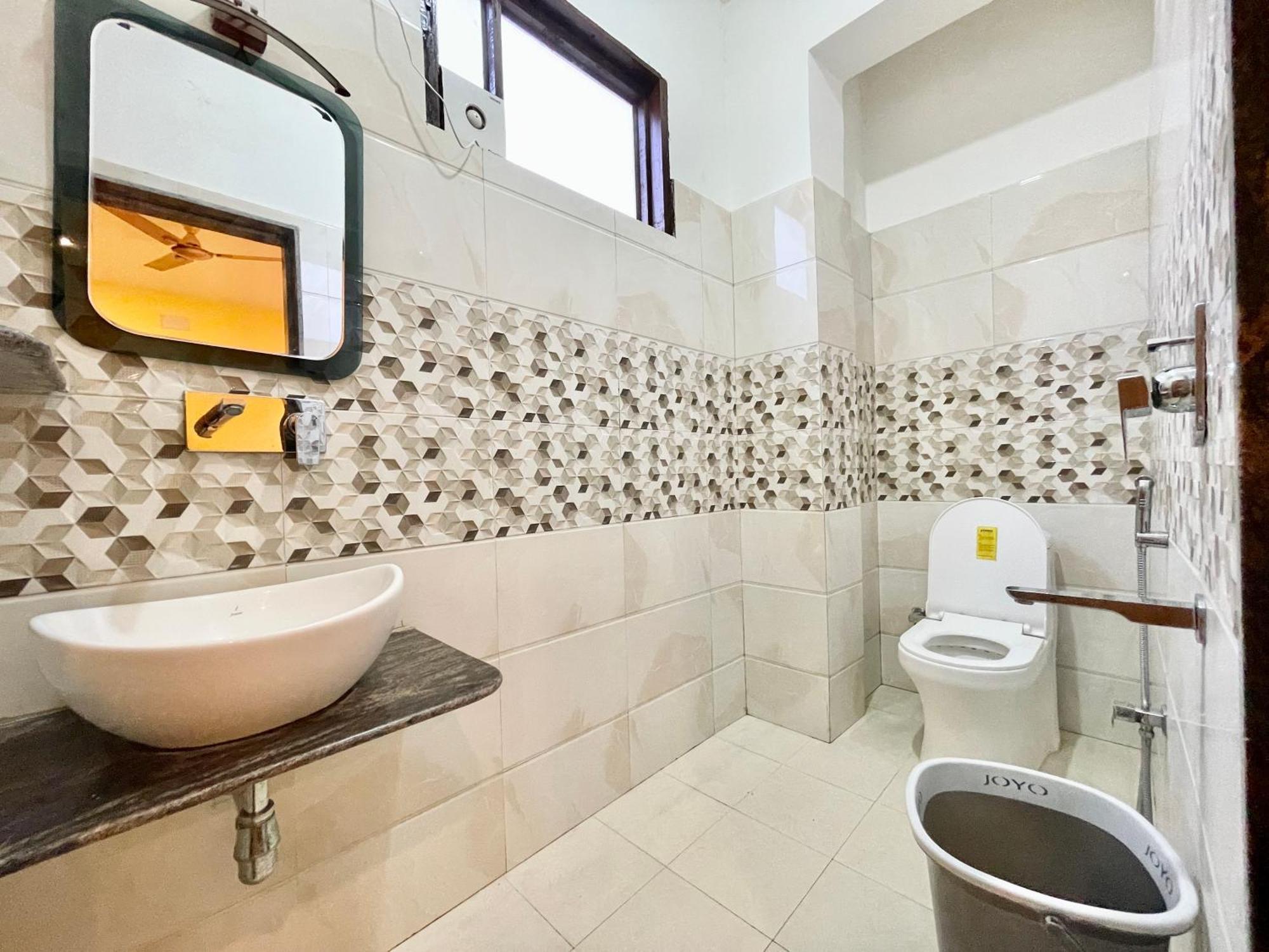Hotel Shivam ! Varanasi होटल शिवम హోటల్ శివం ஹோட்டல் சிவம் Foreigner'S Choice ! Fully Air-Conditioned Hotel With Lift & Parking Availability, Near Kashi Vishwanath Temple, And Ganga Ghat, Best Hotel In Varanasi 2 Exterior photo