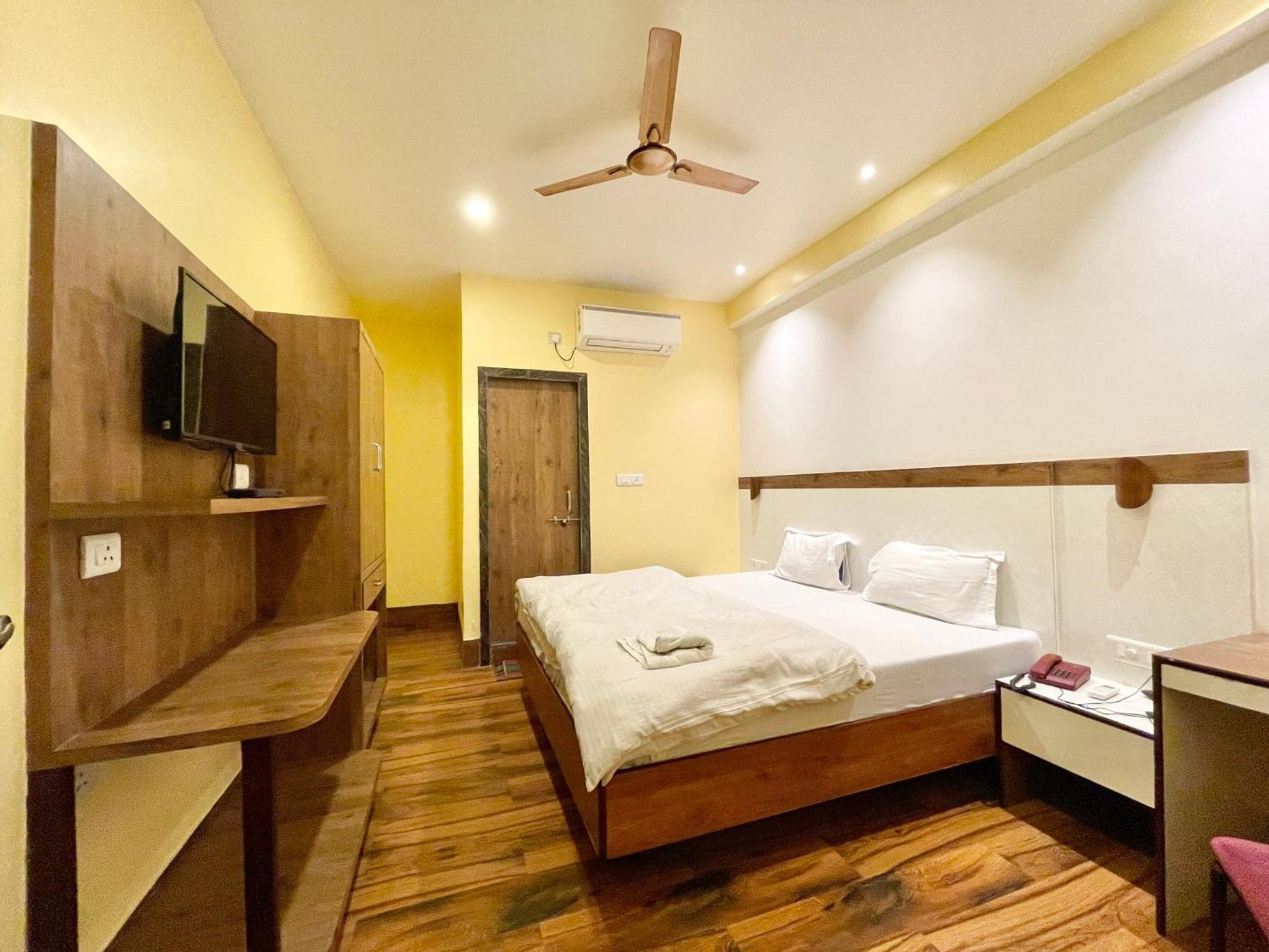 Hotel Shivam ! Varanasi होटल शिवम హోటల్ శివం ஹோட்டல் சிவம் Foreigner'S Choice ! Fully Air-Conditioned Hotel With Lift & Parking Availability, Near Kashi Vishwanath Temple, And Ganga Ghat, Best Hotel In Varanasi 2 Exterior photo
